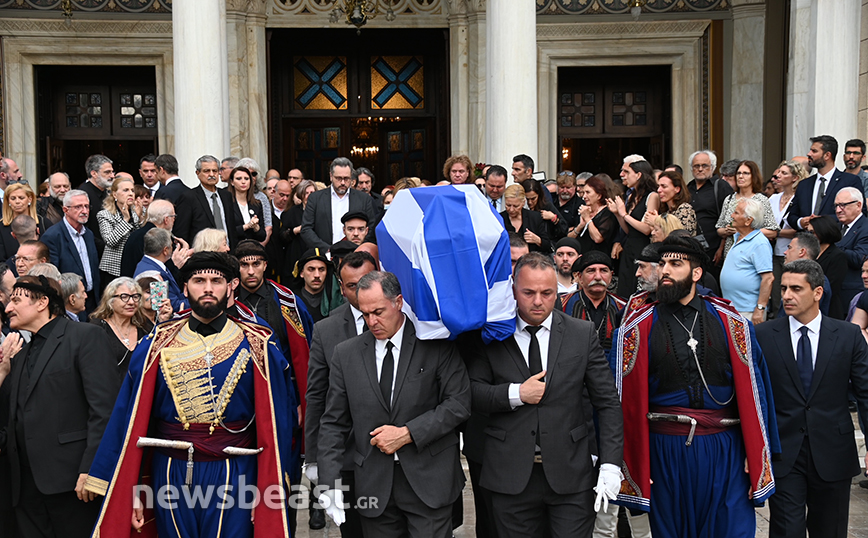 Στη Μητρόπολη Αθηνών η κηδεία του Γιάννη Μαρκόπουλου με πλήθος κόσμου – «Αθάνατος» φώναζαν