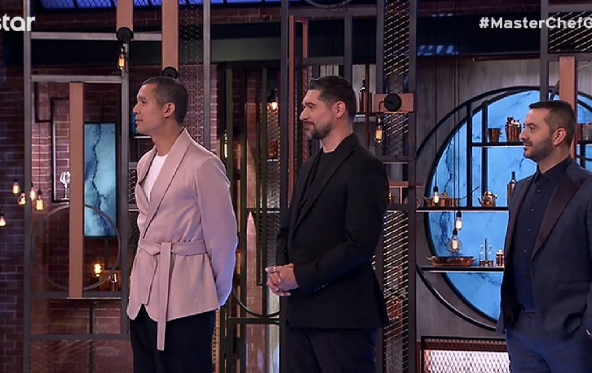 MasterChef: Η στιλιστική επιλογή του Σωτήρη Κοντιζά θύμισε στο Twitter «Γκαρνταρόμπα του Χατζηφωτίου»