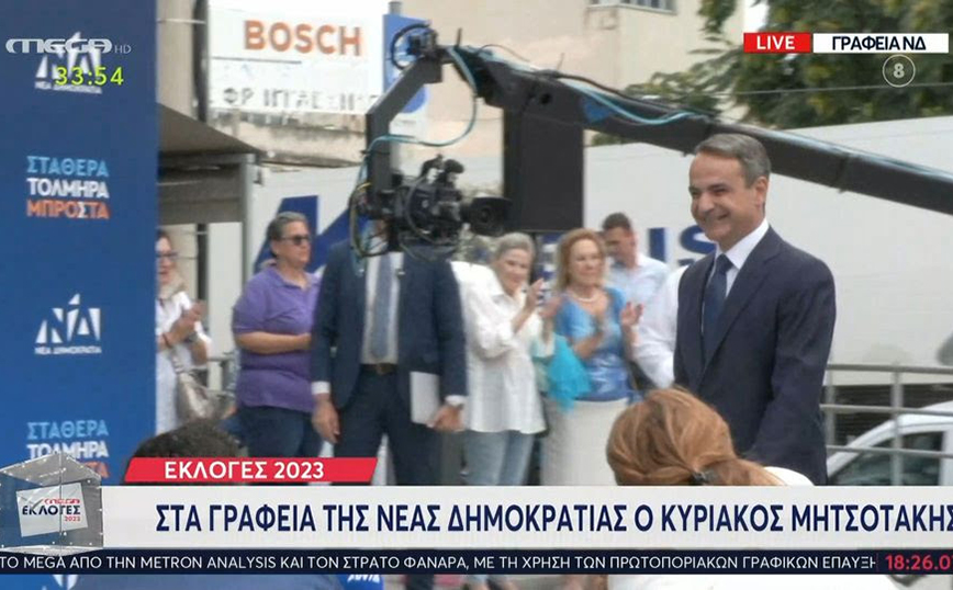 Χαμογελαστός στην Πειραιώς ο Κυριάκος Μητσοτάκης: «Σε λίγο θα ξέρουμε περισσότερα»