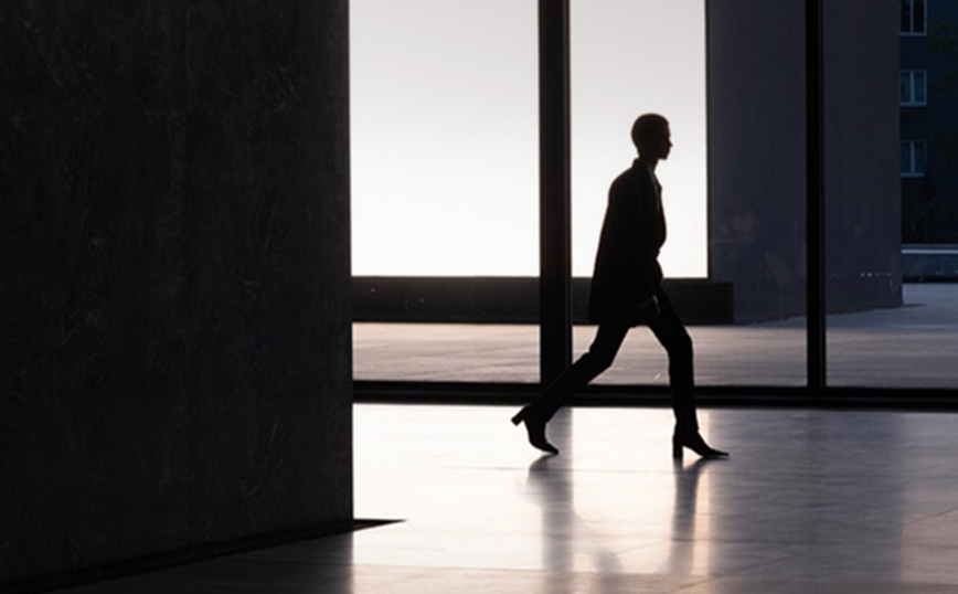 Saint Laurent: Αποκαλύπτει τη νέα κολεξιόν του στη Neue Nationalgalerie του Βερολίνου