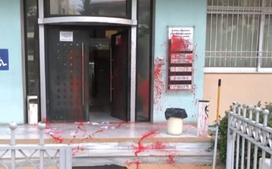 Αντιεξουσιαστές πέταξαν κόκκινες μπογιές στη διεύθυνση Αλλοδαπών και Μετανάστευσης της Θεσσαλονίκης