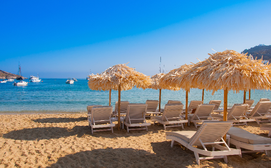 Σε beach bar της Μυκόνου ψάχνουν μοντέλα για να κάθονται στην πρώτη ξαπλώστρα και να… ανεβάζουν την τιμή