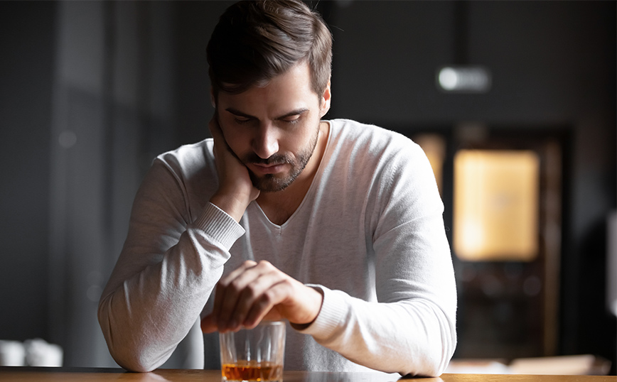 Ισχύει τελικά η ατάκα «αντέχω το ποτό»; – Η επιστήμη απαντά