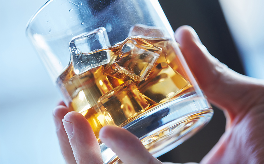 Λαθραία αιθυλική αλκοόλη 21,6 τόνων που προοριζόταν για τη νόθευση αλκοολούχων ποτών κατέσχεσε η ΑΑΔΕ