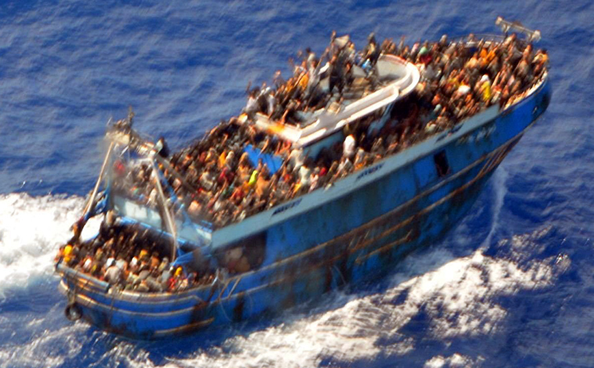Ναυάγιο στην Πύλο: Σύρραξη μεταξύ διακινητών και μεταναστών πάνω στο σκάφος η πιθανή αιτία της βύθισής του