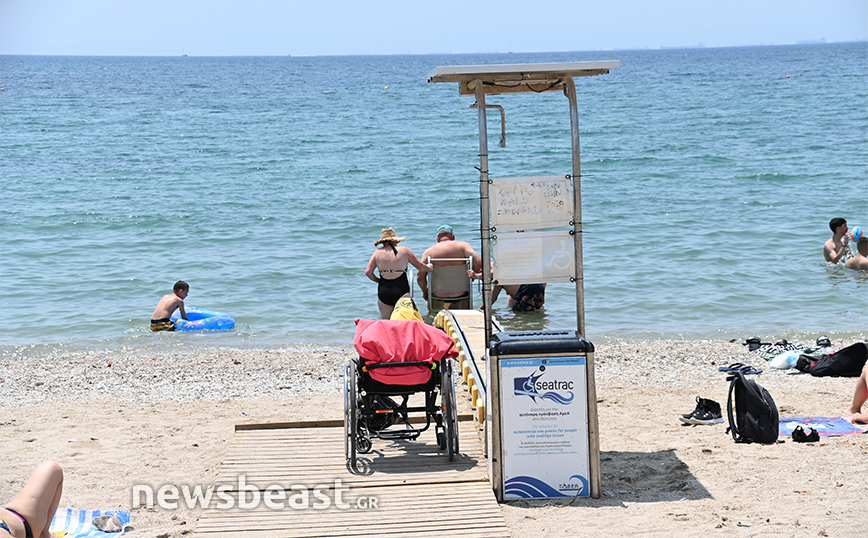 Πέντε παραλίες κοντά στην Αθήνα που διαθέτουν ράμπες για ΑμεΑ