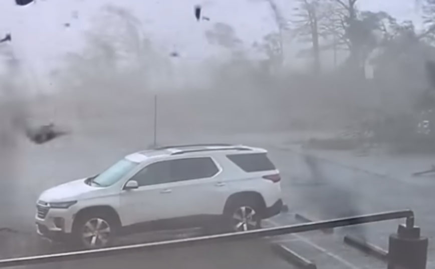 Ανεμοστρόβιλος ξηλώνει σε δευτερόλεπτα κολώνες φωτισμού