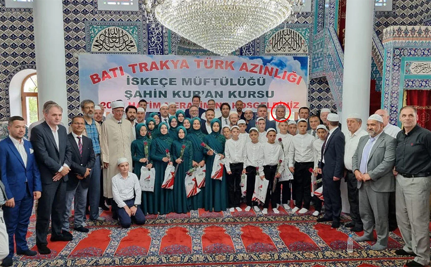 Με πανό που αναφέρεται στην «Τουρκική μειονότητα της Δυτικής Θράκης» φωτογραφήθηκε ο υποψήφιος του ΣΥΡΙΖΑ Χουσεΐν Ζεϊμπέκ