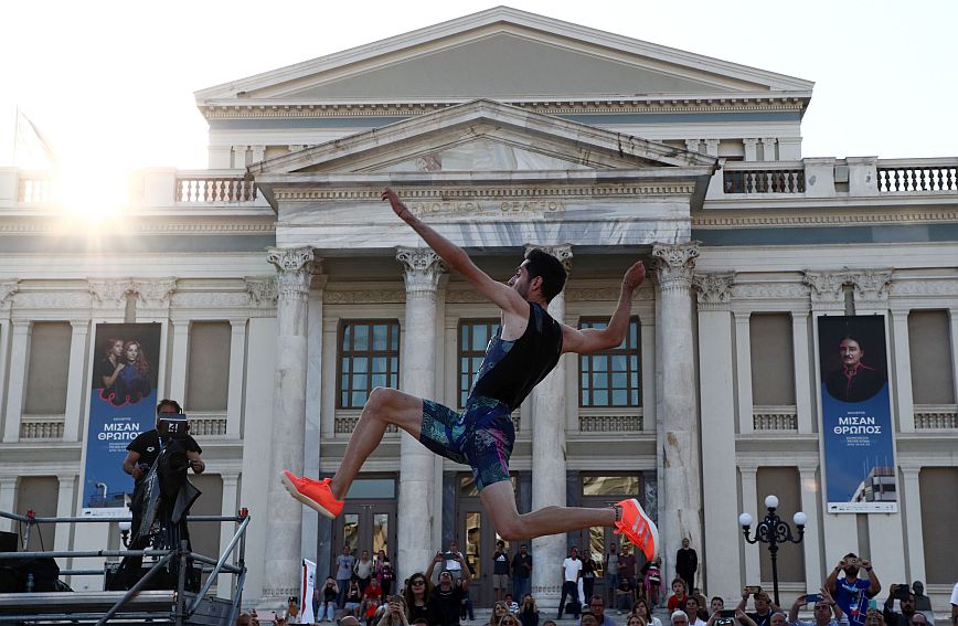 Μίλτος Τεντόγλου: «Πέταξε» στα 8,24 μέτρα στο πρώτο Piraeus Street Long Jump και πήρε τη νίκη