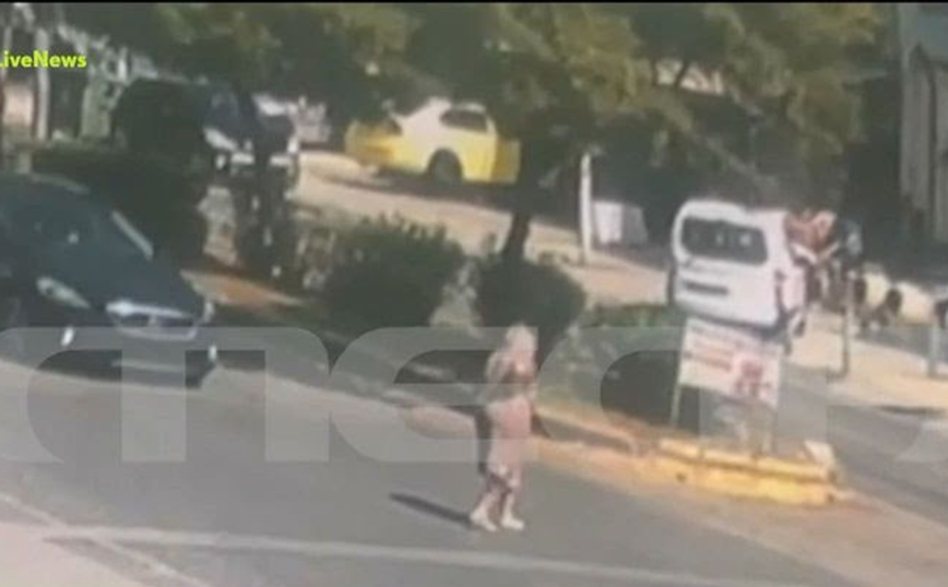 Ανατριχιαστικό βίντεο με παράσυρση ηλικιωμένης στη Νίκαια – Την εκσφενδόνισε μέτρα μακριά