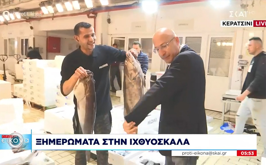 Ο Γιώργος Τσελίκας πήγε στην ιχθυόσκαλα φορώντας κουστούμι και έκανε χαμό &#8211; «Πας φιρί φιρί να με λερώσεις»