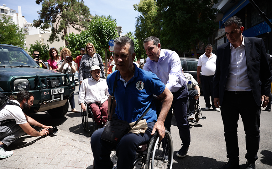 Συνάντηση του Αλέξη Τσίπρα με τον Πανελλήνιο σύλλογο παραπληγικών Συνάντηση του Αλέξη Τσίπρα με τον Πανελλήνιο σύλλογο παραπληγικών