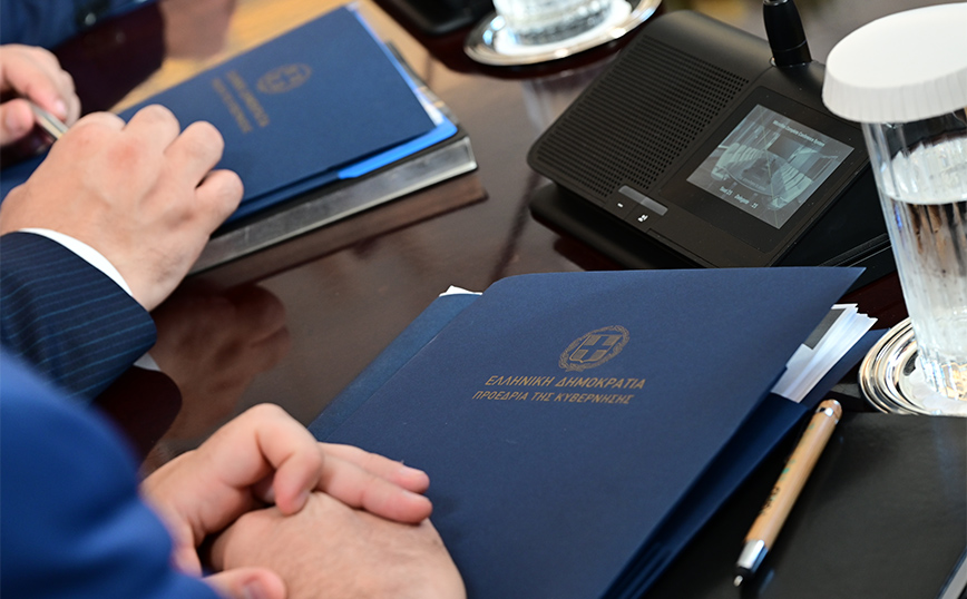 Τι περιέχουν οι μπλε φάκελοι που πήραν οι υπουργοί – Σε στικάκι οι προτεραιότητες κάθε χαρτοφυλακίου