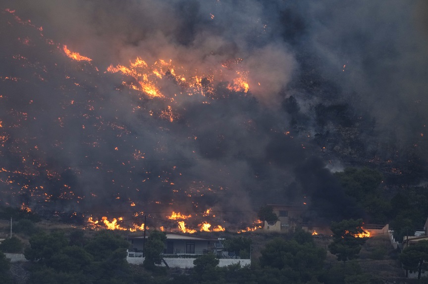 Αδιάκοπη η μάχη των δυνάμεων της Πυροσβεστικής για να αντιμετωπίσουν τις φωτιές σε Ανατολική Αττική, Βοιωτία, Λουτράκι και Δερβενοχώρια