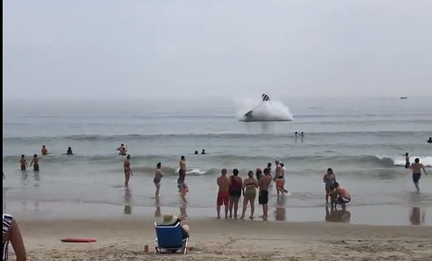 ΗΠΑ: Μικρό αεροσκάφος κατέπεσε στη θάλασσα δίπλα σε παραλία με κόσμο &#8211; Σώθηκε ο πιλότος με τη βοήθεια ναυαγοσώστη