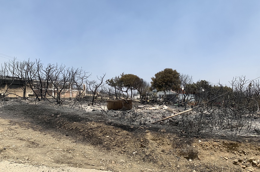 Φωτιά στη Ρόδο: Βιβλική καταστροφή και εικόνες αποκάλυψης &#8211; «Μέχρι τελευταία στιγμή ρίχναμε γύρω από τα σπίτια μας νερό»