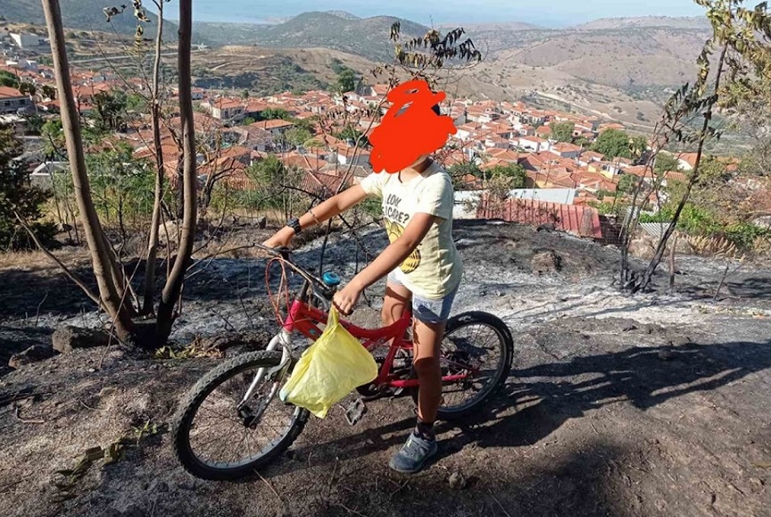 Συγκίνησε ο πιτσιρικάς που πήγε στους πυροσβέστες νερό για να τους ευχαριστήσει – Η φωτογραφία κάνει τον γύρο του διαδικτύου
