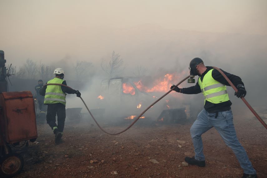 Φωτιά στο Σαρωνικό: Τρεις εθελοντές πυροσβέστες τραυματίστηκαν