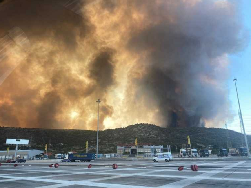 Φωτιά στο Λουτράκι: «Επικρατεί χάος &#8211; Δεν έχουμε καμία ενημέρωση», λέει εγκλωβισμένη οδηγός στην Αθηνών-Κορίνθου