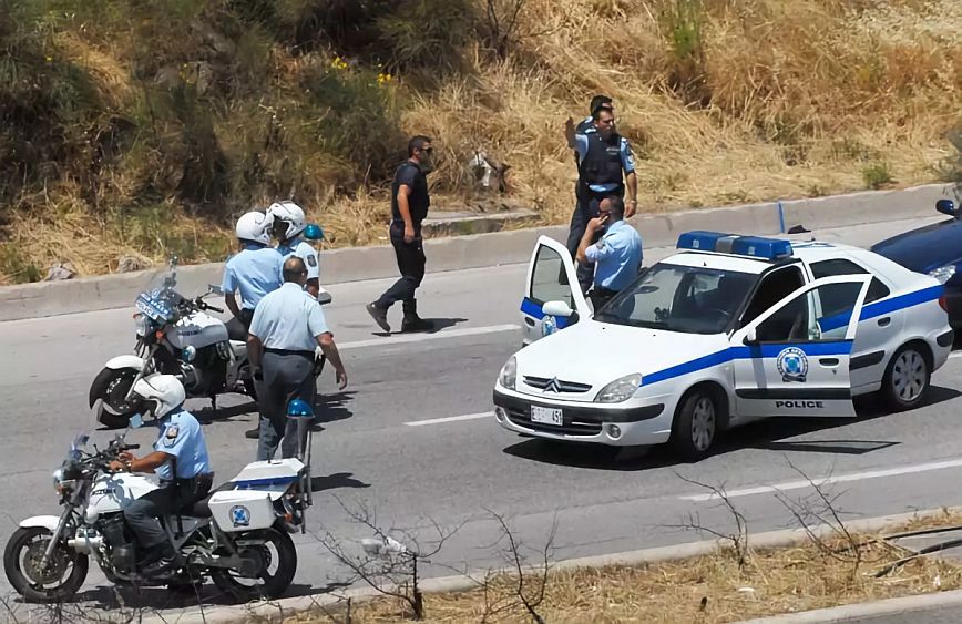 Κινηματογραφική καταδίωξη κλεμμένου αυτοκινήτου έξω από τη Λάρισα – Αστυνομικός πυροβόλησε και σκότωσε 20χρονο δράστη