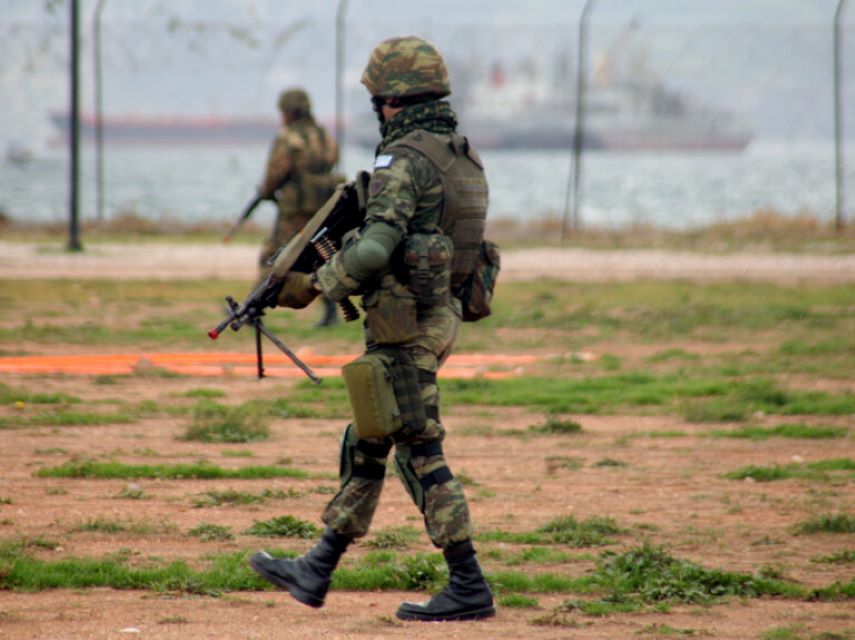 Υπαξιωματικός σε έξαλλη κατάσταση άνοιξε πυρ στη Β&#8217; Μοίρα Αλεξιπτωτιστών στον Ασπρόπυργο