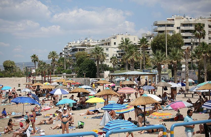 Ξεχύθηκαν στις παραλίες οι Αθηναίοι για να αντιμετωπίσουν τις υψηλές θερμοκρασίες
