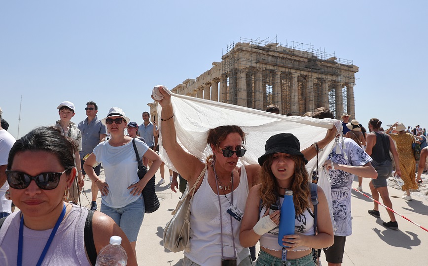 Καύσωνας Κλέων: Εικόνες των τουριστών να εγκαταλείπουν την Ακρόπολη λίγο πριν κλείσει το μεσημέρι