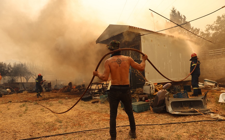 Φωτιά τώρα στη Μάνδρα: Δύο αίαντες της ΕΛ.ΑΣ ρίχνονται στη μάχη με τις φλόγες