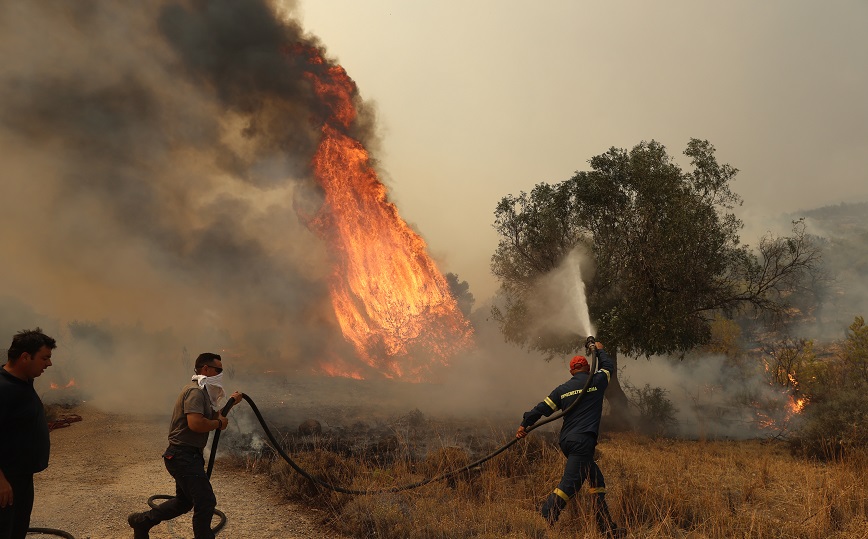 Φωτιά στα Δερβενοχώρια: Εκκενώνεται το χωριό Λεύκα &#8211; Η εικόνα από όλα τα πύρινα μέτωπα