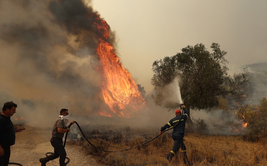 Φωτιά στα Δερβενοχώρια: Εκκενώνεται το χωριό Λεύκα – Η εικόνα από όλα τα πύρινα μέτωπα