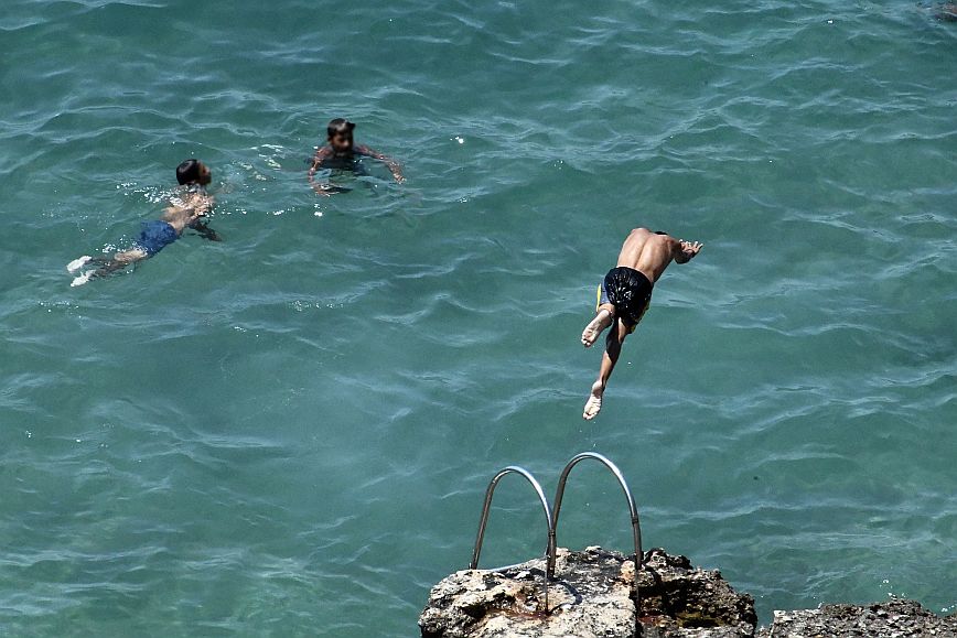 Κίνηση τώρα: Οι Αθηναίοι σπεύδουν στις παραλίες &#8211; Μποτιλιάρισμα χιλιομέτρων στην Αθηνών-Κορίνθου