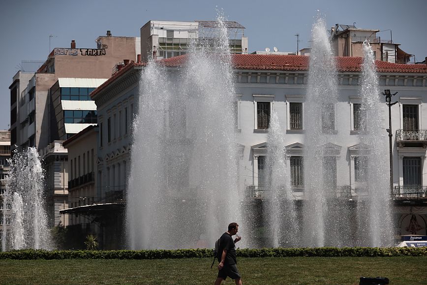 Καιρός: Συνεχίζεται ο καύσωνας Κλέων παρά την μικρή πτώση της θερμοκρασίας