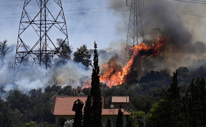 Φωτιά στον Νέο Κουβαρά Αττικής: Συναγερμός στην Αυτοδιοίκηση &#8211; Υδροφόρες, πούλμαν και εθελοντές στη μάχη με τις φλόγες