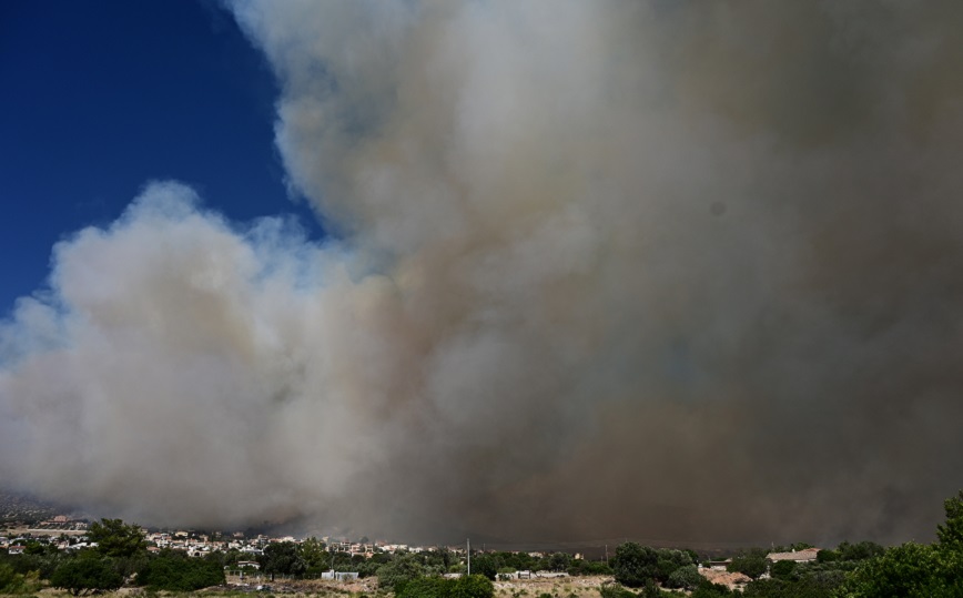 Φωτιά σε Νέο Κουβαρά και Λουτράκι: Εξασθενούν οι άνεμοι – Ο καπνός της Αττικής κάλυψε τον Αργοσαρωνικό