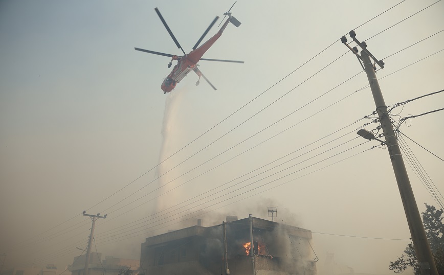 Στρατιωτικά αεροσκάφη των Ενόπλων Δυνάμεων επιχειρούν στις φωτιές σε Κουβαρά, Λουτράκι και Καπαρέλλι