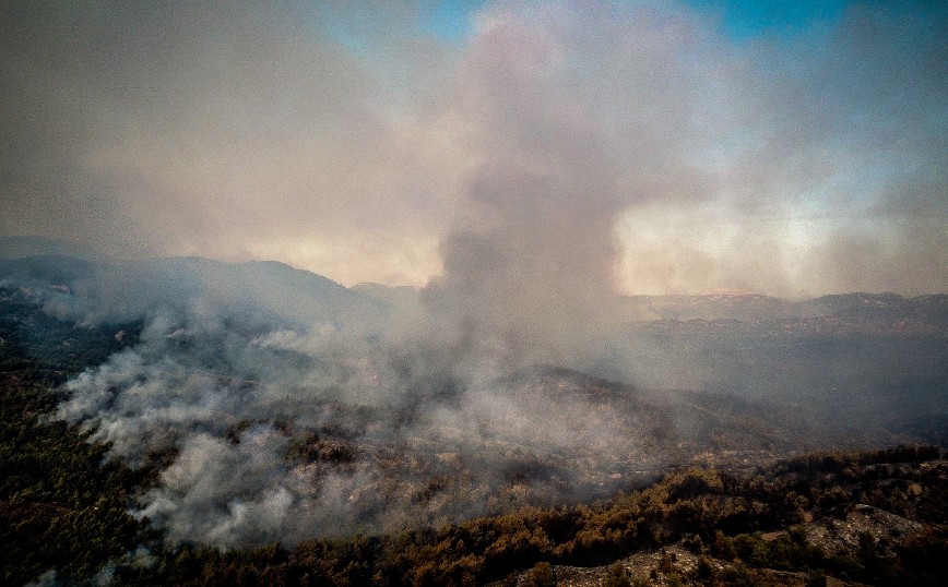 Φωτιά στη Ρόδο: Ενισχύονται οι δυνάμεις κατάσβεσης