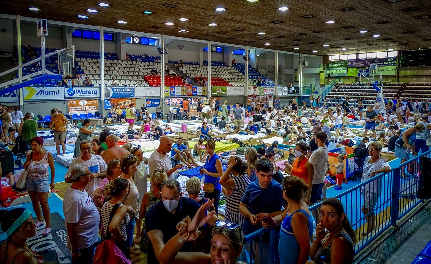 Φωτιά στη Ρόδο: Περίπου 8.000 τουρίστες διανυκτέρευσαν σε σχολεία και κλειστά γήπεδα