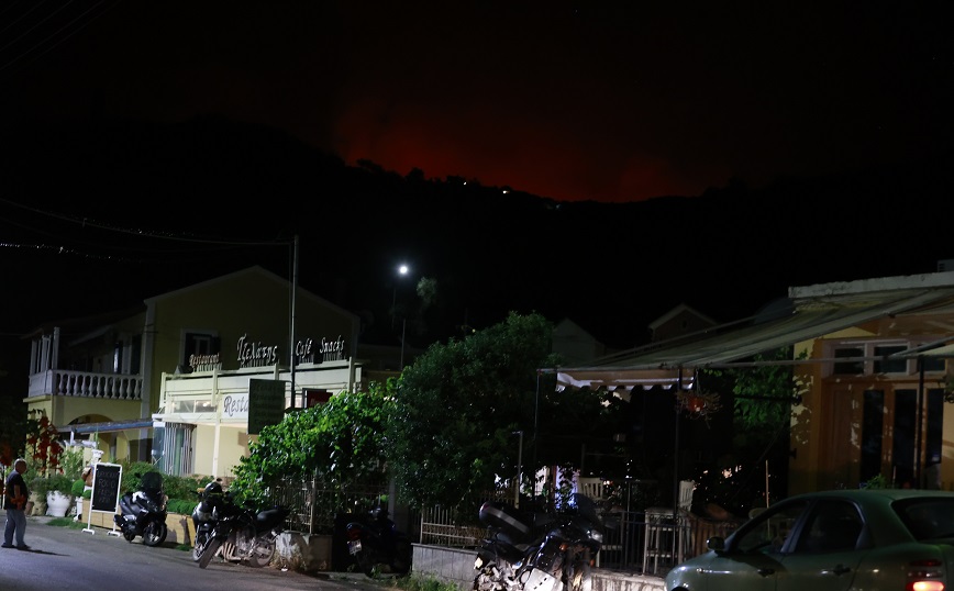 Φωτιά τώρα στην Κέρκυρα: Εκκενώνονται ακόμη 10 περιοχές &#8211; Έφτασε στα πρώτα σπίτια