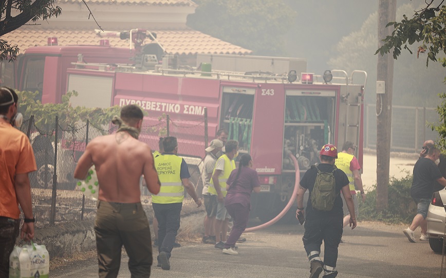 Φωτιά στην Κέρκυρα: Έκαψε σπίτια στις Λούτσες &#8211; Ανεξέλεγκτα τα μέτωπα σε Περίθεια και Λαύκι