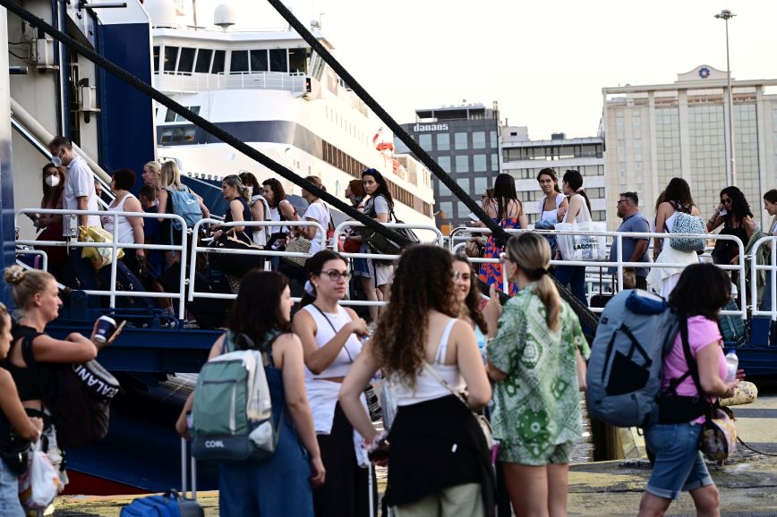 Αναχωρούν κατά κύματα οι αδειούχοι του καλοκαιριού – Γεμάτα φεύγουν τα πλοία
