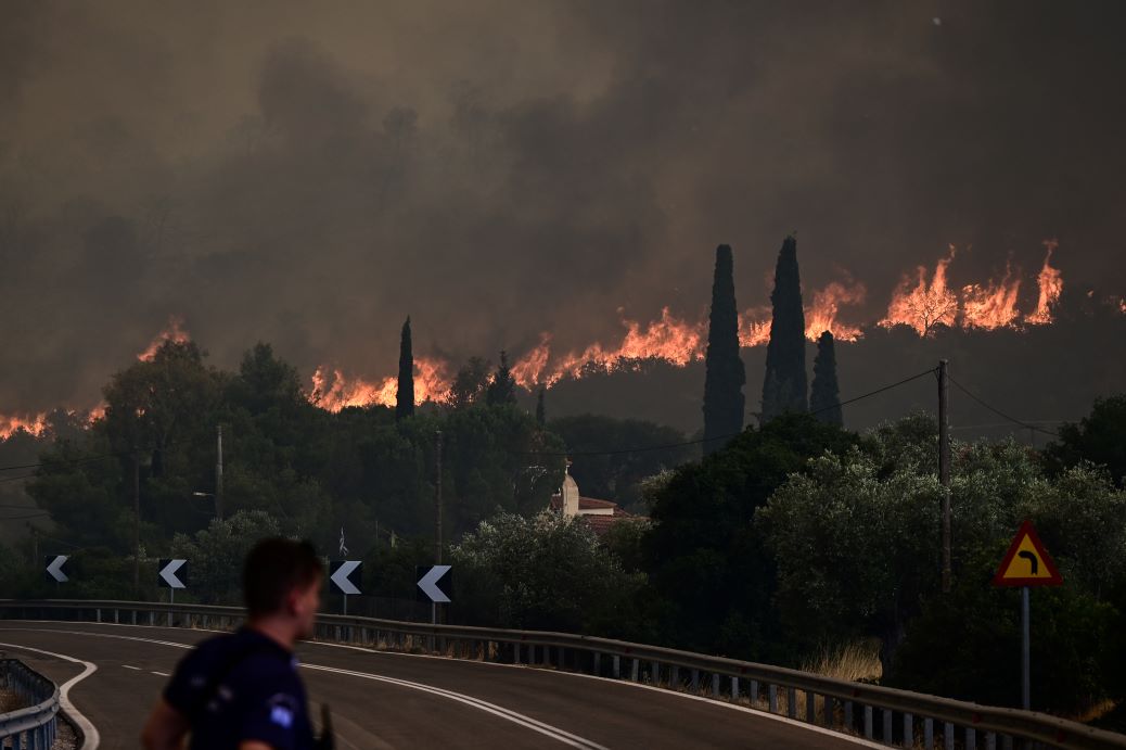 Φωτιά στα Μέγαρα: Μήνυμα από το 112 στο Κανδήλι για εκκένωση, πλησιάζουν σπίτια οι φλόγες