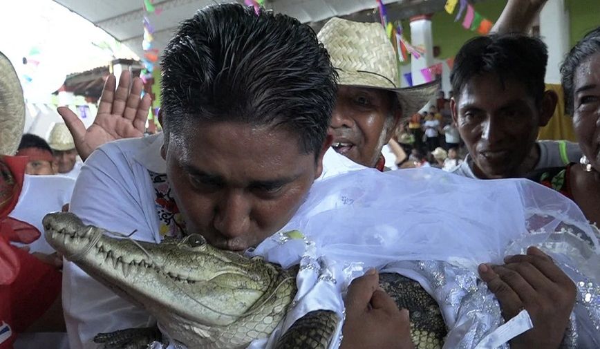 Μεξικό: Δήμαρχος παντρεύτηκε με αλιγάτορα για να τιμήσει προαιώνια παράδοση