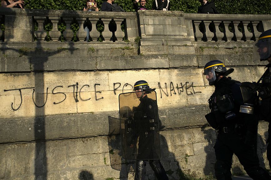 Σε κατάσταση πολιορκίας η Γαλλία: Φόβοι για 5η νύχτα βίαιων επεισοδίων &#8211; Σε κλίμα οδύνης η κηδεία του 17χρονου Ναέλ