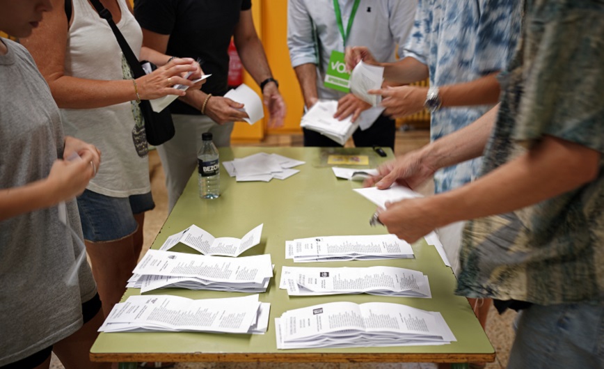 Εκλογές στην Ισπανία: Προηγείται το Λαϊκό Κόμμα χωρίς να εξασφαλίζει πλειοψηφία, λένε οι δημοσκοπήσεις