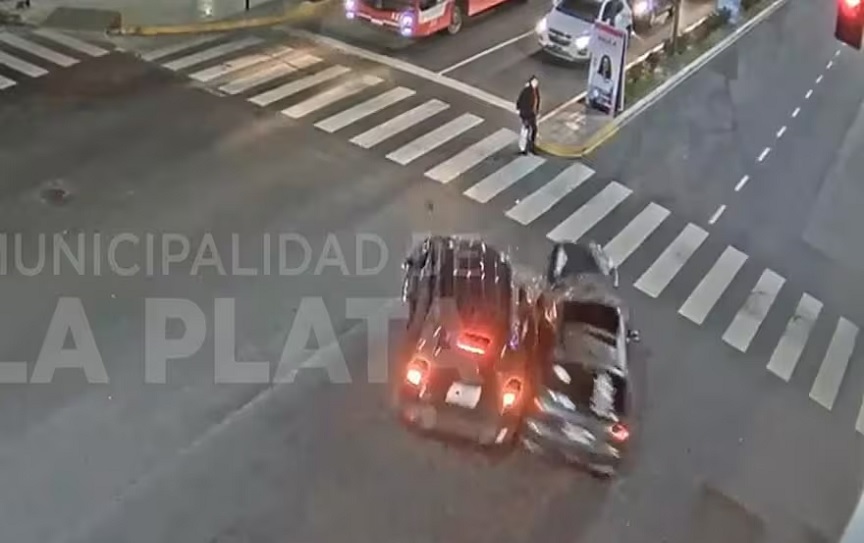 Γυναίκα σώθηκε από θαύμα όταν συγκρούστηκαν μπροστά της δύο αυτοκίνητα