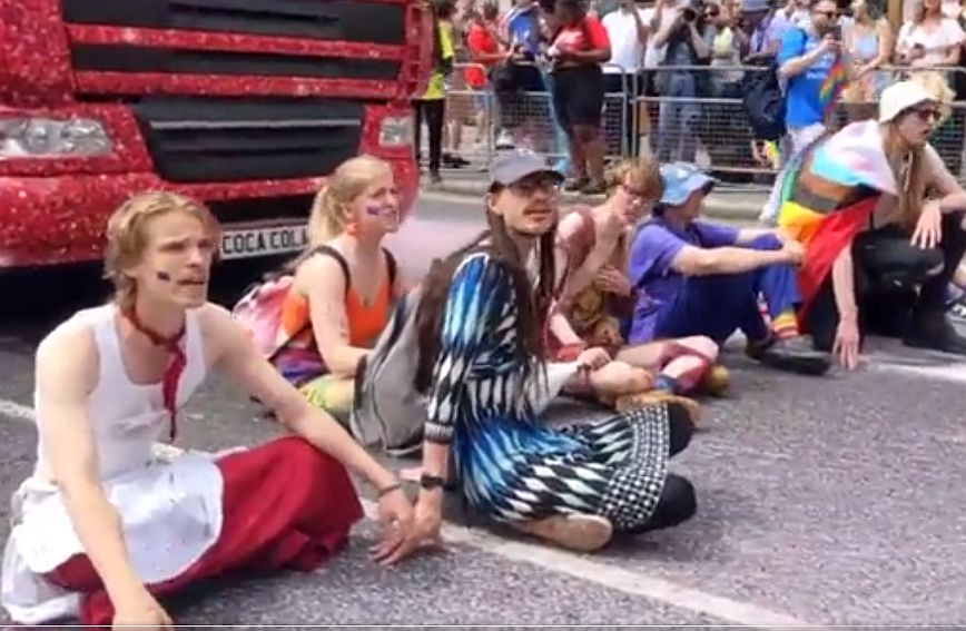 «Εισβολή» ακτιβιστών της Just Stop Oil στο Pride του Λονδίνου – «Οι χορηγοί του μολύνουν τον πλανήτη»