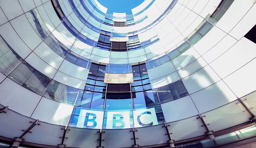 Σάλος στην Βρετανία: Πασίγνωστος παρουσιαστής του BBC πλήρωνε έφηβο για φωτογραφίες σεξουαλικού περιεχομένου