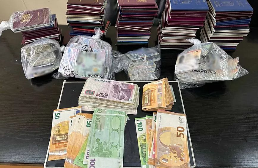 Συνελήφθησαν δύο αλλοδαποί που διακινούσαν κλεμμένα ταξιδιωτικά έγγραφα