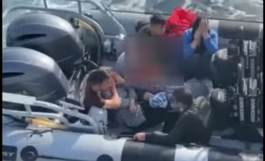 Το Λιμενικό διέσωσε οκτώ άτομα από λέμβο ανοικτά της Μυτιλήνης &#8211; Δείτε βίντεο από την επιχείρηση