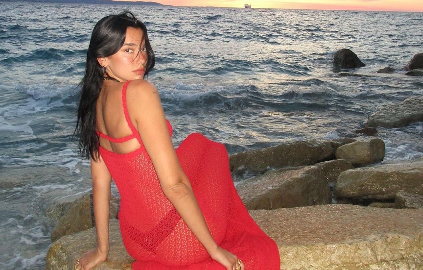 Dua Lipa: Με διχτυωτό κόκκινο see through φόρεμα και ποζάροντας πάνω σε βράχια σε στιλ γοργόνας – «Φορτίζω τους κρυστάλλους μου»